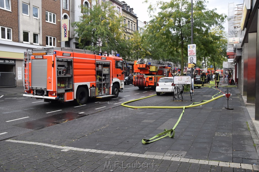 Feuer 2 Koeln Nippes Neusserstr P105.JPG - Miklos Laubert